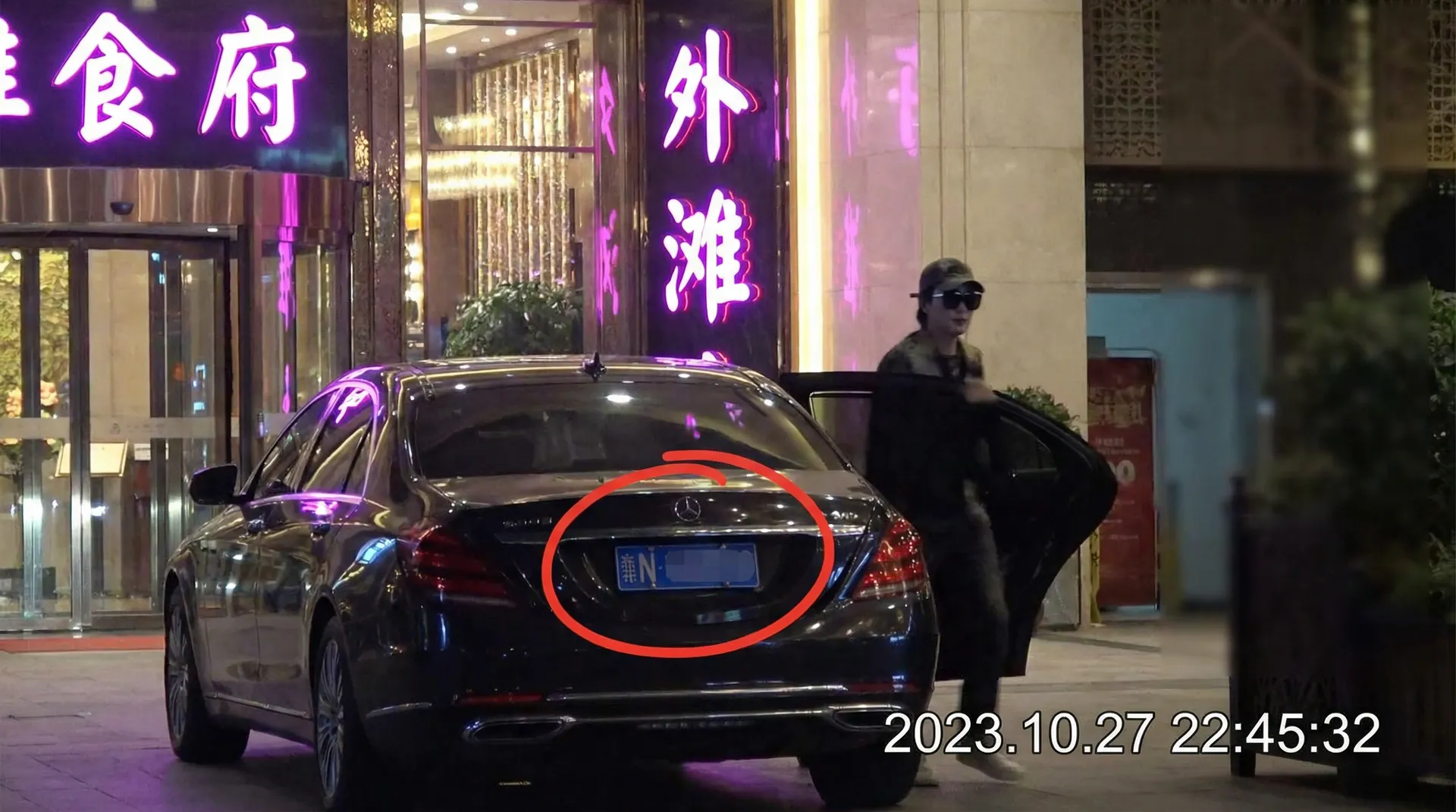 12bet体育官网 - 豪车餐厅外偷拍